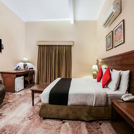 Capital O 10953 Dayal Lodge - A Boutique Hotel Агра Экстерьер фото