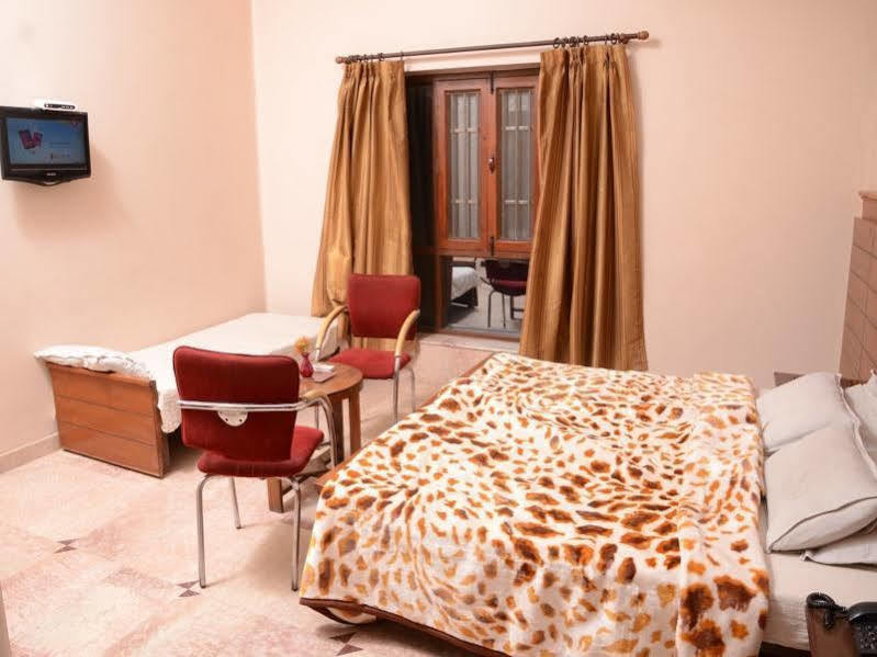 Capital O 10953 Dayal Lodge - A Boutique Hotel Агра Экстерьер фото
